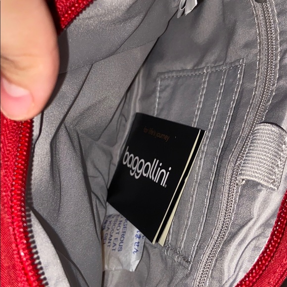 red cross bag from baggallini. - Picture 4 of 6